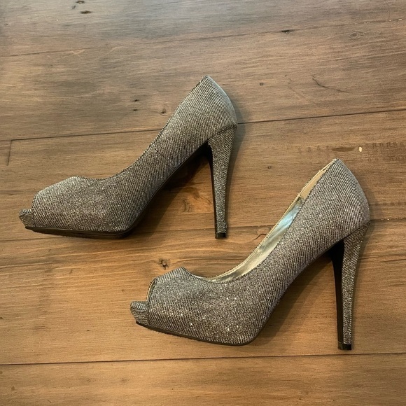 𝅺MICHAEL Silver Fabric Glitter Peep Toe Pumps Heels - Picture 3 of 9